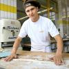 Peter Müller (18) arbeitet in der Bäckerei mit einem Rezeptcomputer.