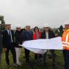 Warfen auf der Baustelle einen Blick auf die Pläne (von links): Thomas Velle von der gleichnamigen Firma, Bernhard Zimma von den beratenden Ingenieuren Stein und Partner aus München, Projektleiterin Christina Gerster von der Gemeindeverwaltung, Feuerwehr-Kommandant Martin Schweiger, Britta Nast vom Büro Barbist Architecture, Architekt Thomas Barbist und Bürgermeister Stefan Rinke.
