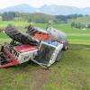 Ein Traktor mit angehängtem Güllefass hat sich am Montag in Oberstdorf überschlagen. 