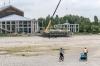 Eigentlich sollte die 17 mal 14 Meter große Bühne für die Königswinkel-Open-Airs am Festspielhaus in Füssen teilweise im Wasser stehen. Doch weil der Damm des Forggensees saniert wird, fehlt das Wasser. Noch kommen Spaziergänger und Radfahrer nah ran. Doch Zaungäste sollten sich keine große Hoffnung machen, viel von den Konzerten mitzubekommen. Das trockengelegte Seeareal um die Bühne wird mit Messegitter großzügig abgesperrt und von einem Sicherheitsdienst überwacht.