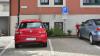 Vor dem Lindenberger Rathaus wird der rote Opel Corsa stationiert.