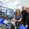 Anlagenführerin Rosali Maurer mit den beiden Werkleitern Jochen Kärcher (Mitte) und Johannes Lauterbach bei der Montage des neuen IPB – eines Bremskraftverstärkers samt Anti-Blockiersystem und Stabilitäts-Programm.