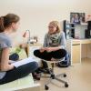 Zwei Bewohnerinnen des Internats an den Marienschulen lernen in ihrem Zimmer.