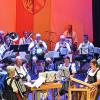 Die Irseer Heubodenmusik (hinten) und das Quartett der Zithervereinigung Kaufbeuren und Umgebung (vorne) gestalteten den Heimatabend zum Tänzelfest im Kaufbeurer Stadttheater mit.