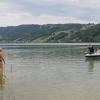 Schilfgürtel sind ein sensibler Umweltbereich, in dem Badegäste und Boote nichts zu suchen haben. Bei Kontrollen – wie hier auf dem Großen Alpsee – hat die Wasserschutzpolizei auch darauf ein Auge und klärt die Bürger auf.
