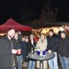 Pünktlich zum Start des Altenstadter Weihnachtsmarkts ist der Regen einer milderen Wetterlage gewichen – woraufhin sich der Marktplatz schnell mit Besucherinnen und Besuchern füllte. 