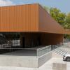 Die Inselhalle hat mit der Erweiterung und Modernisierung auch eine neue Fassade erhalten. Das Tagungszentrum befindet sich direkt am kleinen See. Daneben hat die Stadt ein Parkhaus für 398 Autos errichten lassen.