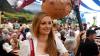 Jolien Scholten (24) ist Ballonverkäuferin auf der Allgäuer Festwoche.