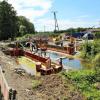 Der Ausbau der Kirchdorfer Straße in Fellheim schreitet voran. Derzeit wird die neue Brücke über die Memminger Ach errichtet. 