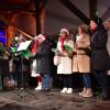 Der „Projektchor im Advent“ sang unter Leitung von Margit Ganser gemeinsam mit den Weihnachtsmarktbesuchern traditionelle Advents- und Weihnachtslieder. 