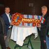 Mit einem überdimensionalen, gebackenen Schlüssel übergab Architekt Stefan Graf (2.v.r.) den neuen Foyer-Anbau der Sporthalle Dietenheim an Bürgermeister Christopher Eh (2.v.l.). Mit ihm freuten sich Konrektorin Evi Franken von der Gemeinschaftsschule (rechts) und TSV-Vorsitzender Manfred Bauer (links).