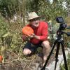 Florian Rigotti macht Youtube-Videos über Gärtnerei und die Weiterverarbeitung von Gemüse, Obst und Honig. Hier filmt er sich im Kürbisbeet mit einer Hokaido-Kreuzung. 