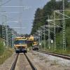 An der Bahnlinie in Ungerhausen (oben) soll ein zusätzlicher, 35 Meter hoher Sendemast der Telekom errichtet werden. Gegen diesen Standort wehrt sich eine Bürgerinitiative und hat Unterschriften gesammelt.