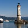 Das typische Touri-Bild aus Lindau: Die Lindauer Hafeneinfahrt bestehend aus dem 33 Meter hohen Leuchtturm und dem sechs Meter hohen Bayerischen Löwen. Das Datum der Fertigstellung des Hafens ist auf dem Sockel des Löwen zu sehen: "MDCCCLVI", also im Jahr 1856.