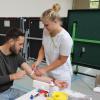 Einen Mückenstich merkt man länger: Auch Simon Steininger (hier mit Arzthelferin Pia Schwartz) lässt sich typisieren.