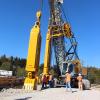 Riesige Maschinen graben am Forggensee 40 Meter tiefe, drei Meter zwanzig lange und ein Meter breite Schlitze von oben in den Damm. 