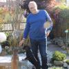 Entspannt beobachtet Reinhard Kremmling, ehemals CSU-Ortsvorsitzender von Görisried (hier in seinem Garten mit seinen Dackeln Jenny und Leopold), das politische Geschehen. Nachdem er sich massiv über den Rechtsruck seiner Partei geärgert hatte, trat er im Juni aus der Partei aus. Diese Entscheidung hat der CSU-Kritiker, der auch schon bundesweit Schlagzeilen machte, nicht bereut.   