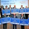Bei der Verleihung des European Energy Award (oben von links): Bayerns Umweltminister Marcel Huber, Festrednerin Professorin Dr. Lamia Messari-Becker, Pfrontens Bürgermeisterin Michaela Waldmann, Eza-Chef Martin Sambale, die Bürgermeister Arno Zengerle (Wildpoldsried) und Christian Schlegel (Stöttwang), Armand Dütz (Chef des European Energy Awards) und Buchenbergs Bürgermeister Toni Barth. Unten von links: Ingrid Fischer (Dritte Bürgermeisterin in Sonthofen), Rudolf Schaupp (Vize-Landrat Berchtesgadener Land), die Bürgermeister Jörg Fischer (Donauwörth), Dr. Stephan Winter (Mindelheim) und Bernhard Kerler (Bad Grönenbach). 
