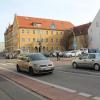 Zukünftig gilt Tempo 30 vor der Elsbethen- und Bismarckschule: Die Geschwindigkeitsbegrenzung am St.-Josefs-Kirchplatz soll zwischen der Einmündung Hopfenstraße und dem Kaisergraben jeweils montags bis freitags von 7 bis 17 Uhr gelten.