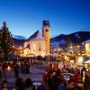 Der Leonhardsplatz in Heitlern mit der St.-Leonhards-Kirche bietet die Kulisse für den stimmungsvollen Weihnachtsmarkt in Pfronten.