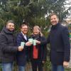 Der grüne Becher taugt auch für Glühwein. Auf den Erfolg des Pfandbechers stoßen in Sonthofen an (von links): Bäcker Michael Waginger, Andreas Breuer (ZAK), stellvertretende Landrätin Ulrike Hitzler und Bürgermeister Christian Wilhelm.