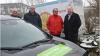 Strom-Tanksäule in Jengen in Betrieb genommen - links nach rechts: Josef Nersinger LEW-Kommunalbetreuer, Bürgermeister Franz Hauck, Wilfried Kremer Betreiber Shell-Tankstelle, Norbert Schürmann LEW-Vorstandsmitglied.