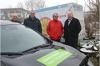 Strom-Tanksäule in Jengen in Betrieb genommen - links nach rechts: Josef Nersinger LEW-Kommunalbetreuer, Bürgermeister Franz Hauck, Wilfried Kremer Betreiber Shell-Tankstelle, Norbert Schürmann LEW-Vorstandsmitglied.