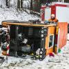 Schneeräumfahrzeug kommt  nähe Schwangau von Fahrbahn ab und kippt um