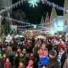 Wenn das Kaufbeurer Engele kommt, tummeln sich immer besonders viele Menschen auf dem Weihnachtsmarkt. Insgesamt freuten sich die Händler heuer wieder über mehrere tausend Besucher.