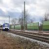 Bald durchtrennt eine grüne Mauer die Stadt.