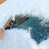 Im Winter sollte das Fahrzeug vor der Fahrt von Schnee und Eis befreit werden.
