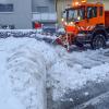 In Marktoberdorf sind Mitarbeiter der Straßenmeisterei rund um die Uhr im Einsatz, um die Schneemassen von den Straßen zu räumen. 