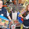 Es kann losgehen: Batterien, Raketen und Böller liegen kurz vor Silvester wieder in den Regalen bereit – auch im V-Markt im Kaufbeurer Buron-Center. Michael Steinmetz und Rita Kormann haben das vielfältige Angebot bereits sortiert.