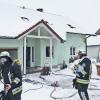 Die Feuerwehr- Einsatzkräfte löschen das Feuer vor Ort.