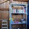 Ein Bücherregal ersetzt ab sofort den Büchertisch am Buchloer Wertstoffhof. Der Betreiber, die Firma Rewa, und der Landkreis hatten die Bücherecken in Buchloe, Marktoberdorf und Füssen abgeschafft. Nach zahlreichen Beschwerden von Bürgern wurden dann die Bücherregale angeschafft und aufgestellt.