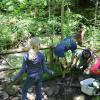 Archivfoto: Bei der ersten und bisher einzigen 72-Stunden-Aktion im Jahr 2013 verteilten Mitglieder der Katholischen Landjugend Bernbeuren Hackschnitzel auf den Römerrundwegen des Auerbergs.