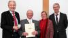 Landrat Hans-Joachim Weirather (links) hat dem Ottobeurer Benedikt Eichele die Bayerische Pflege-Medaille übergeben. Bei der Auszeichnung waren auch Rita Mayer, Senioren- und Behindertenbeauftragte aus Ottobeuren, und Ottobeurens Bürgermeister German Fries dabei. 