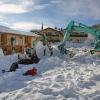 Meterhoch hat eine Lawine Teile des Hotels Hubertus in Balderschwang verschüttet. Bagger befreiten gestern das betroffene Gebäude von den Schneemassen.