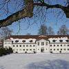 Favorit bei unserer Leser-Umfrage: Die Stadtbibliothek in der Orangerie belassen. Auch bei der Podiumsdiskussion am Dienstagabend sprach sich die Mehrheit (etwa 60 Prozent) für eine Lösung unter Einbeziehung des Gebäudes aus. Doch es gibt eine Menge Argumente gegen den bisherigen Standort. Vor allem geht es um den Platz. 700 Quadratmeter Nutzfläche stehen aktuell zur Verfügung, Experten raten zu mindestens 2.000 Quadratmetern. Einen Anbau an das Denkmal lehnen viele ab.