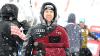 Mit einer lädierten Schulter hatte Stefan Luitz nach dem Rennen in Adelboden (das Bild entstand einen Tag nach der Verletzung im Zielraum) zu kämpfen. Bei der WM in Are feiert der Bolsterlanger am Freitag sein Comeback. 