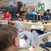 In den Wertachtal-Werkstätten in Kaufbeuren, Marktoberdorf und Füssen arbeiten geistig und körperlich behinderte Menschen. Unser Foto zeigt eine Gruppe, die in Kaufbeuren Teile für die Produktion von Elektrogeräten fertigt.