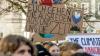 Etwa 500 Schüler sind am Freitag durch Kempten gezogen und haben für eine bessere Klimapolitik demonstriert. Vor dem Rathaus trafen sie Oberbürgermeister Thomas Kiechle und überbrachten ihm konkrete Vorschläge, was man aus ihrer Sicht vor Ort tun kann.