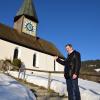 Pfarrer Marek Pokorski zeigt auf die Berghofer Kapelle, die dringend saniert werden muss. 