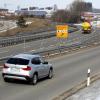 Die alte B 19 verläuft parallel zur neuen. Anwohner ärgert es, dass zahlreiche Lastwagen und rasende Motorradfahrer auf die Nebenstrecke ausweichen und so eine Menge Lärm verursachen.