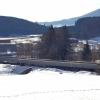 Dieser 88 Meter lange Stahlkoloss der Illerbrücke bei Stein wird über die Bahnstrecke zum Pfeiler geschoben.