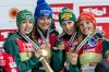 Skispringerin Katharina Althaus aus Oberstdorf (rechts) hat mit dem Damen-Team die Goldmedaille geholt.