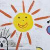 In diesem Unterallgäuer Dorf lacht die Sonne auch an einer Hauswand.