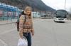 Vom Alex-Zug, der Fahrgäste wie die Schülerin Jana Mehnert eigentlich Richtung Oberstdorf bringen soll, ist nichts zu sehen. Das Unternehmen setzt auf dieser Strecke wegen Personalmangels nur noch Busse ein. Das hat zur Folge, dass Kinder und Jugendliche mitunter länger    warten müssen.