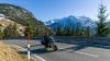 Immer wieder klagen Anwohner am Jochpass über den Lärm der dröhnenden Motorräder. Nachdem die Passstraße auch ein Unfallschwerpunkt ist und das Überholverbot bisher nicht viel genützt hat, gibt es ab April ein Tempolimit. Dann darf die Straße nur noch mit maximal Tempo 60 befahren werden.