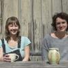 Lisa und Janika machen ihre Ausbildung zur Keramikerin in der Museumstöpferei in Illerbeuren.